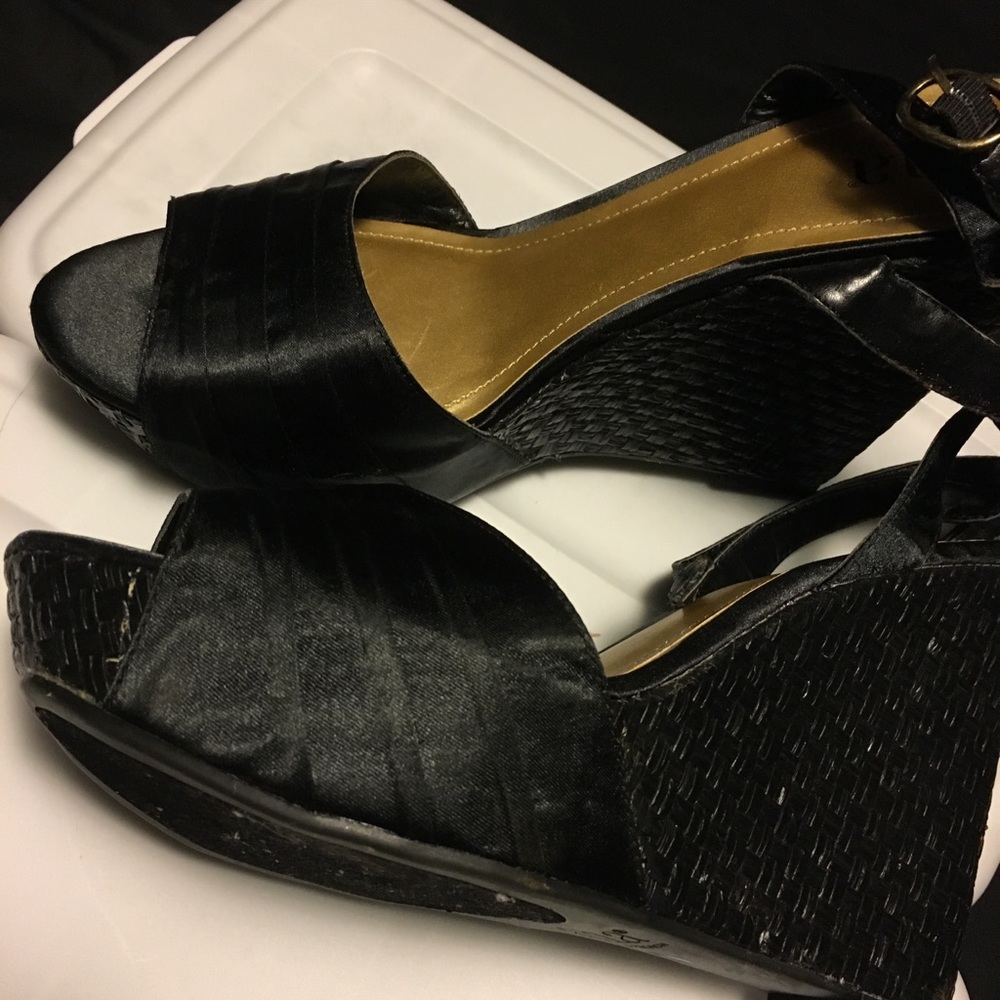 Shoes - Picture 3 of 4